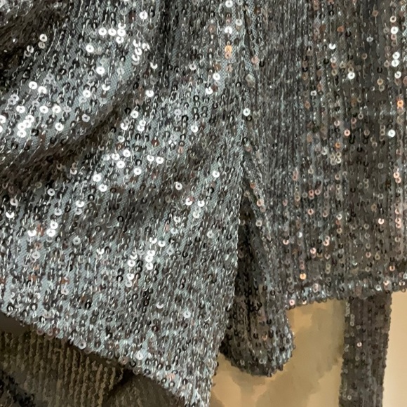 Adorable sequined romper multiple sizes - Picture 3 of 4